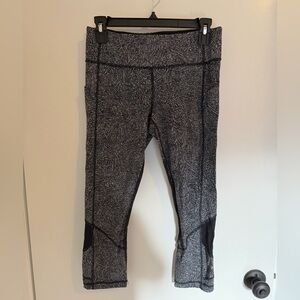 Lululemon leggings w/ mesh panels on back of calves. Size 6, 21 inch inseam